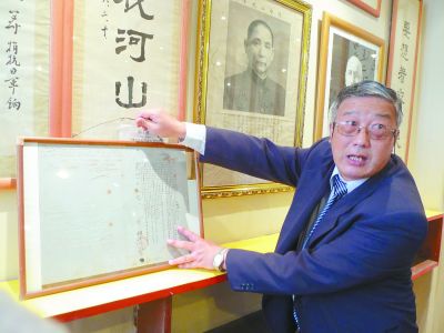 秘鲁中山隆镇隆善社是有着107年历史的侨团,因在抗战期间为中国捐款得到周恩来、冯玉祥等人的题字。图为侨领向南方日报记者介绍这段光荣历史。