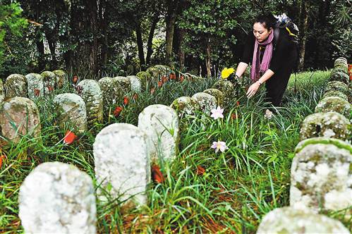 一名女士来到腾冲国殇墓园献花缅怀抗日英烈（7月5日摄）。（新华社/陈海宁