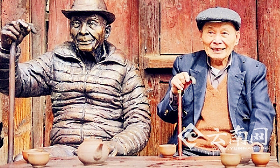 8月15日，雕塑家李春華耗時3個多月精心創(chuàng)作的、重400多斤的南僑機工翁家貴青銅雕塑像，經(jīng)過5天時間，驅車2000多公里，從廣東運到了保山板橋百年老茶館，正式開啟了巡回展覽的第一站。