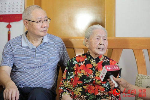陈超凡夫人、101岁新四军老战士谢莫京(右一)与儿子陈鲁生共同讲述陈超凡的抗战故事。(人民网/邹家骅