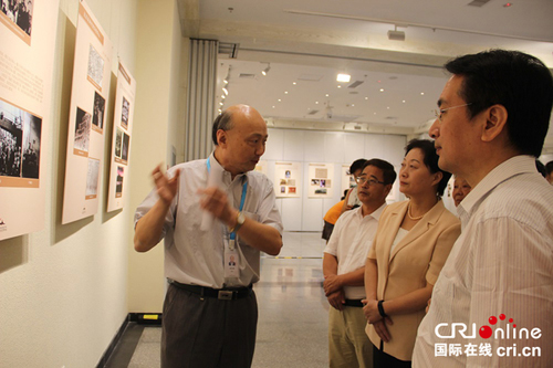 中国华侨历史博物馆馆长黄纪凯为嘉宾介绍图片背后的故事