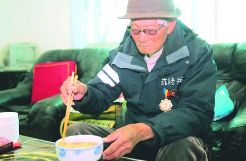 90岁高龄的“飞虎队”抗战老兵桑茂准备在家中吃晚饭。（美国《侨报》/王泽
