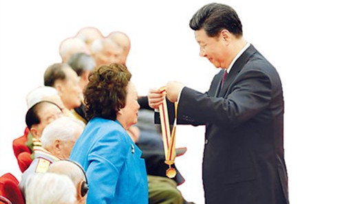 2015年9月2日上午,国家主席习近平向陈纳德将军的夫人陈香梅女士颁发纪念章。(盛佳鹏