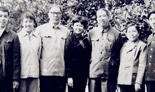 1978年，陈冰萍(右二)与陈青山(右三，原琼崖纵队政治部副主任)、刘青云(左三，陈冰萍丈夫、原琼崖纵队政治部宣传部副部长)在一起。