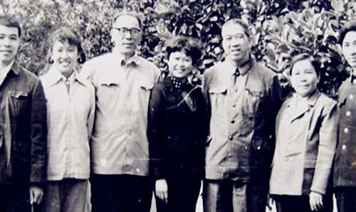 1978年,陈冰萍(右二)与陈青山(右三,原琼崖纵队政治部副主任)、刘青云(左三,陈冰萍丈夫、原琼崖纵队政治部宣传部副部长)在一起。