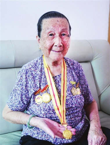 陈娇获得抗战胜利70周年纪念章。