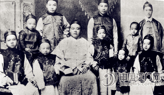 叶春田和他的儿子们(资料图片)