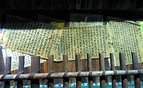 展品:一些中介商行在台山街头贴出告示称,美国一些重大工程建设急需招工,待遇好。