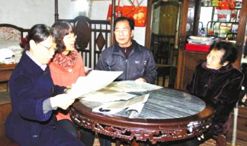 福建湄洲市档案局工作人员与程秀峰面对面交流
