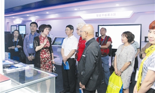中国侨网学员们在豪威公司参观。