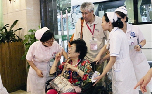 近60名香港老归侨到深圳华侨医院接受体检-中