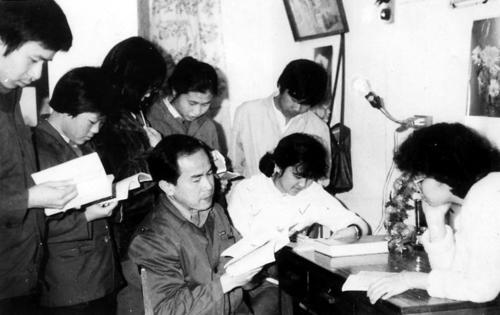 中国侨网与学生在一起。（中排左一为邓永强）1983年摄于集美侨校
