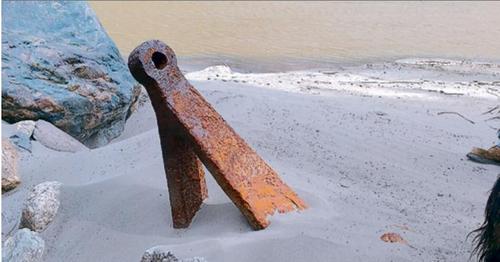中国侨网在菲沙河畔的华人遗址，有生锈船锚陷在天然巨石旁的细沙里。（加拿大《星岛日报》资料图片）