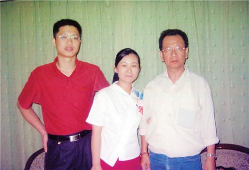 中国侨网何仁芳弟弟(右一)回国探亲,与女儿女婿合影。