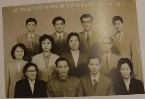 中国侨网1981年，沙迦医疗队医生合影。