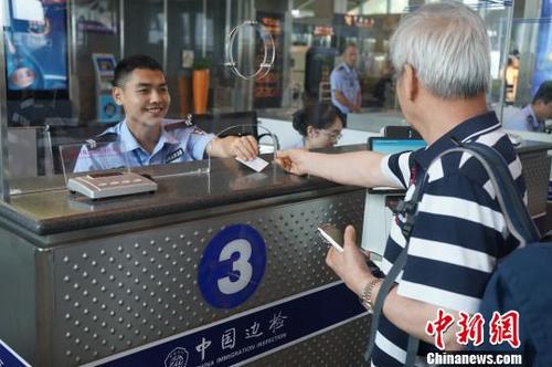中国侨网图为边检工作人员为旅客服务。官方供图