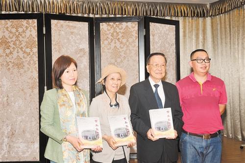 中国侨网作者黄柏军（右一）向黄枫桦、杨开荆赠书。
