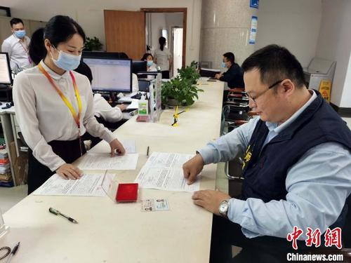 中国侨网梁洲辅办理公积金贷款手续。 蒋雪林 摄