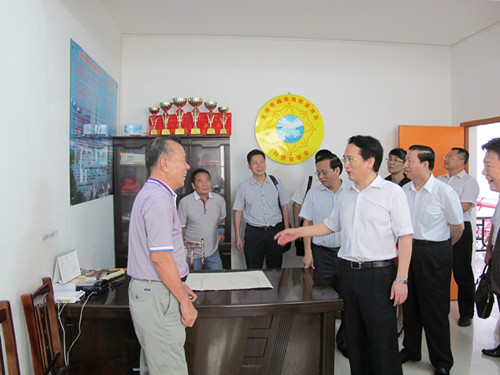 7月4日,谭天星副主任与北海市越南海防婆湾岛归侨联谊会老归侨亲切交谈。