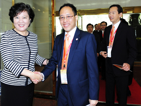 7月28日，中国国务院侨办主任裘援平在北京钓鱼台国宾馆会见了香港侨界社团联会青委会访问团一行。香港侨界社团联会是香港侨界最具代表性和影响力的社会组织，也是香港侨界团结和联合的象征。中新社发