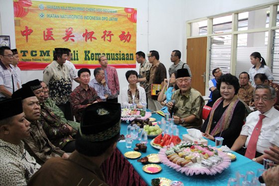 中国侨网 9月21日，正在印尼访问的中国海外交流协会常务副会长裘援平率团访问印尼泗水郑和清真寺，并与当地伊斯兰教长老交流。