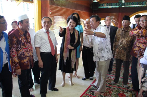 中国侨网9月21日，正在印尼访问的中国海外交流协会常务副会长裘援平率团访问印尼泗水郑和清真寺，并与当地伊斯兰教长老交流。