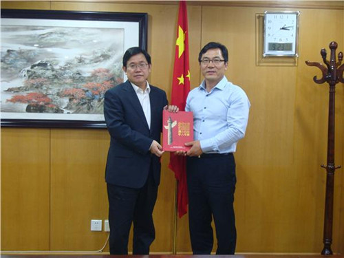 中国侨网王华会长与孙晋福先生合影