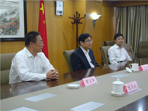中国侨网王华会长与孙晋福先生交谈