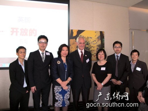 中国侨网黎静副主任(右三)与摩根总领事(中)、李贞驹律师(左三)等合影