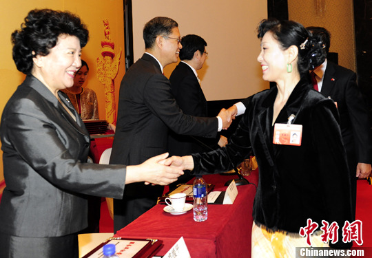 中国侨网 9月29日，服务华社荣誉人士国庆参访活动荣誉证书颁发仪式在北京举行。中新社发 张勤 摄