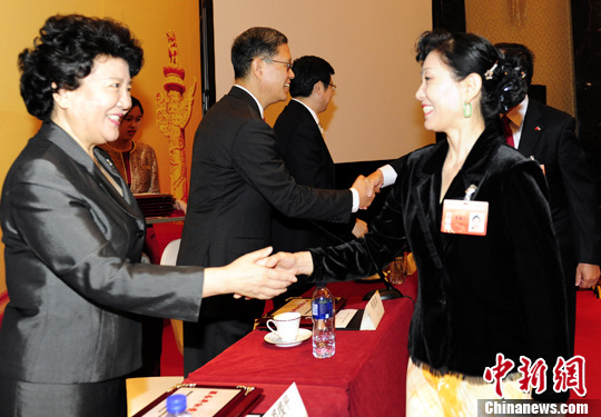 中国侨网 9月29日,服务华社荣誉人士国庆参访活动荣誉证书颁发仪式在北京举行。中新社发 张勤 摄