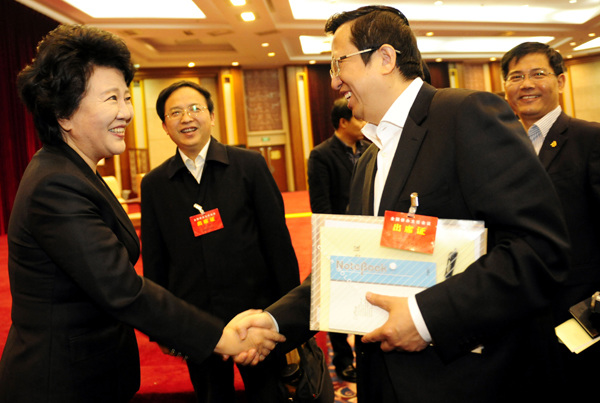 中国侨网1月14日,裘援平与出席会议的代表握手。当日,全国侨办主任会议在北京召开。国务院侨办主任裘援平在会上作了工作报告。据悉,本次会议为期两天,各省、自治区、直辖市人民政府及新疆生产建设兵团侨办主任、副省级城市侨办及省会城市侨办主任,相关部委特邀代表,国务院侨办部