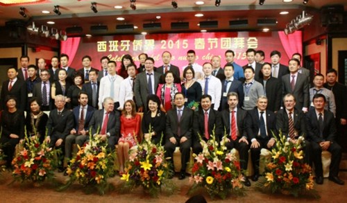 中国侨网25日，裘援平主任（左7）、吕凡大使（左8）与侨领、西班牙政府官员合影。（法国《欧洲时报》/欧文 摄）