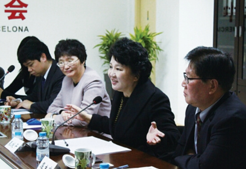 中国侨网26日,裘援平主任在巴塞罗那与华人华侨代表亲切座谈。(法国《欧洲时报》/欧文 摄)