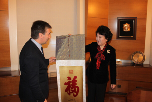中国侨网裘援平向西班牙警察总局长科西多赠“福”。（《欧洲时报》 欧文 摄）