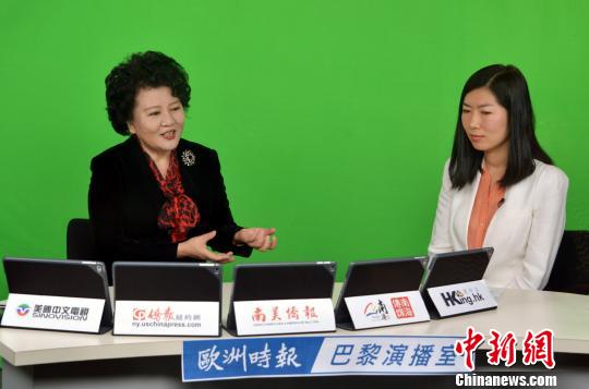中国侨网率团访欧的中国国务院侨办主任裘援平1日走进《欧洲时报》巴黎演播室，通过新媒体视讯接受了海外华文媒体的在线提问。龙剑武 摄