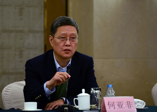 中国侨网3月26日,国务院侨办副主任何亚非调研组一行在杭州与浙江省有关侨务部门、专家学者、侨资企业代表进行座谈交流。