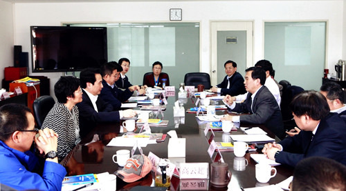 中国侨网国侨办副主任谭天星同与会人员座谈交流。