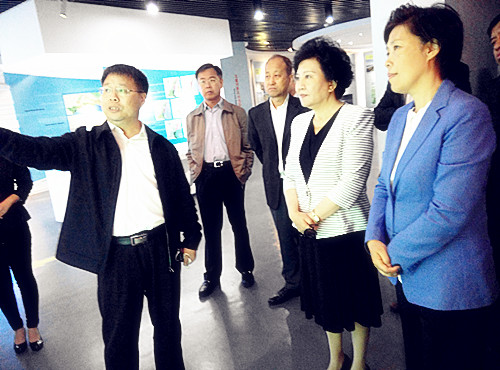 中国侨网国务院侨务办公室主任裘援平在秦皇岛市调研。