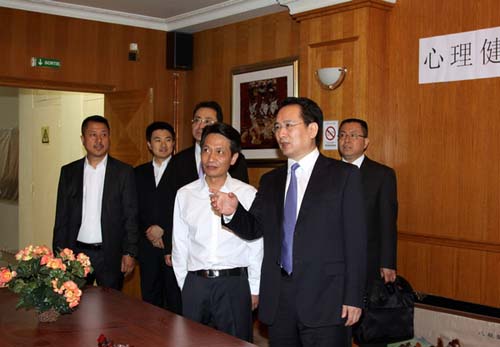 8月7日，中国国务院侨务办公室副主任谭天星（前排右一）在法国华侨华人会主席池万升（前排右二）的陪同下，参观法国华侨华人会办公地点。