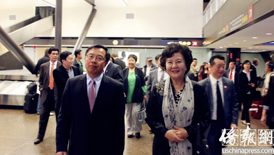 9月20日,国务院侨务办公室主任裘援平一行抵达西雅图-塔科马机场。