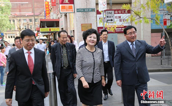 中国国务院侨办主任裘援平10月5日在中国驻悉尼总领事馆总领事李华新(右)、副总领事董学军的陪同下走访了悉尼唐人街。(中新社记者