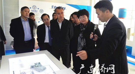 王晓萍(右二)听取广州华创化工材料科技开发有限公司情况介绍。