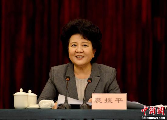 6月20日,国务院侨办主任裘援平发言。当日,由中国国务院侨务办公室、西藏自治区共同举办的“全国侨务援藏工作会议”在拉萨召开。此次会议根据国家对口援藏工作总体部署,围绕促进西藏经济社会发展和长治久安总目标,凝聚全国侨务系统力量,扎实推进侨务对口援藏工作,助力西藏与全国一道实现小康。国务院侨办相关司局、17个对口援藏省(市)外侨办负责人,四川、云南、青海等三省藏区外侨办和暨南大学相关负责人出席。中新社记者