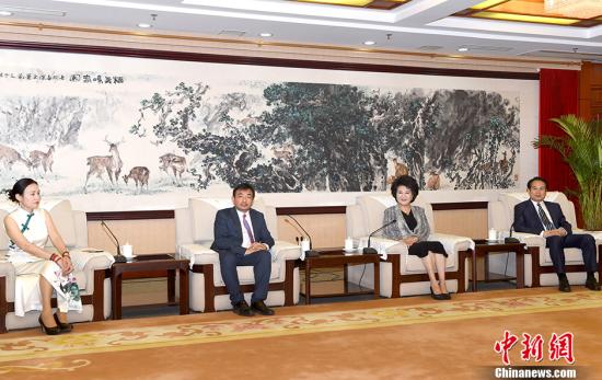 7月1日,中国国务院侨办主任裘援平、副主任谭天星在北京会见了第六期“文化中国·海外文化社团负责人高级研修班”全体学员。