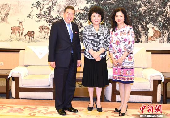 8月16日，中国国务院侨办主任裘援平在北京会见美国知名华裔律师莫虎夫妇。