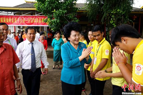 中国国务院侨办主任裘援平，8日来到位于老挝永珍善堂的万象华助中心考察。她强调，要通过各方面共同努力，把海外华助中心打造成侨胞守望相助的“温暖之家”。