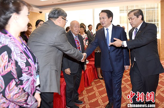 中国侨网9月16日，中国国务院侨办副主任谭天星在北京与北美洲台湾乡亲联谊会访问团座谈交流。 中新社记者 张勤 摄