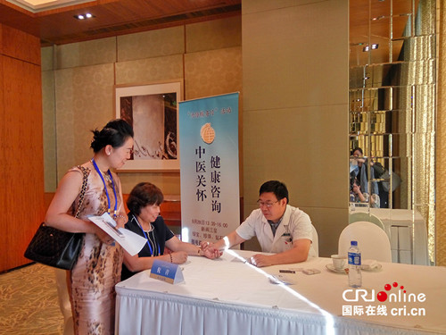 广安门中医名家倪青为侨胞耐心义诊(摄影:李红)