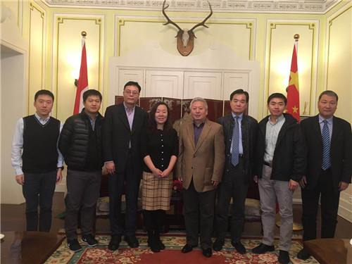 中国驻匈牙利大使段洁龙（右四）在大使馆会见代表团一行，领事部主任李克震（右二）出席。
